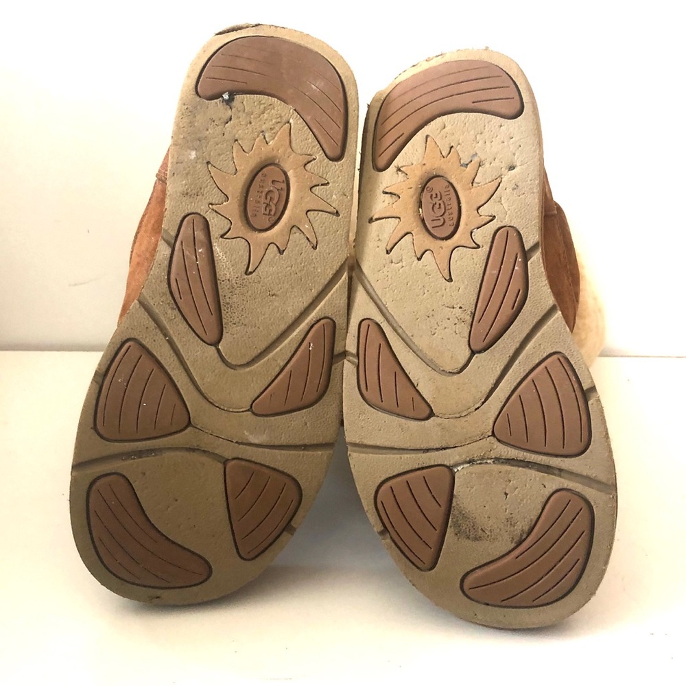 UGG 1892 Laced Sheepskin Boot - Picture 6 of 8